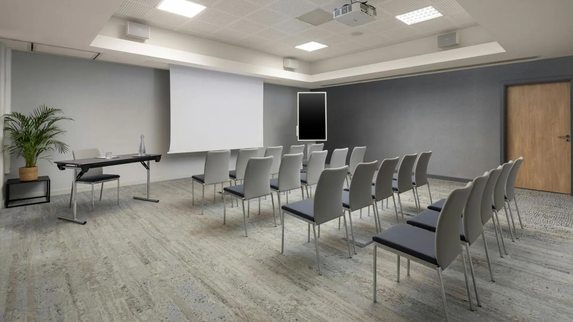 Courtyard By Marriott Toulouse Airport Hotel